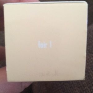 Stila - Hide and Chic foundation in Fair 1